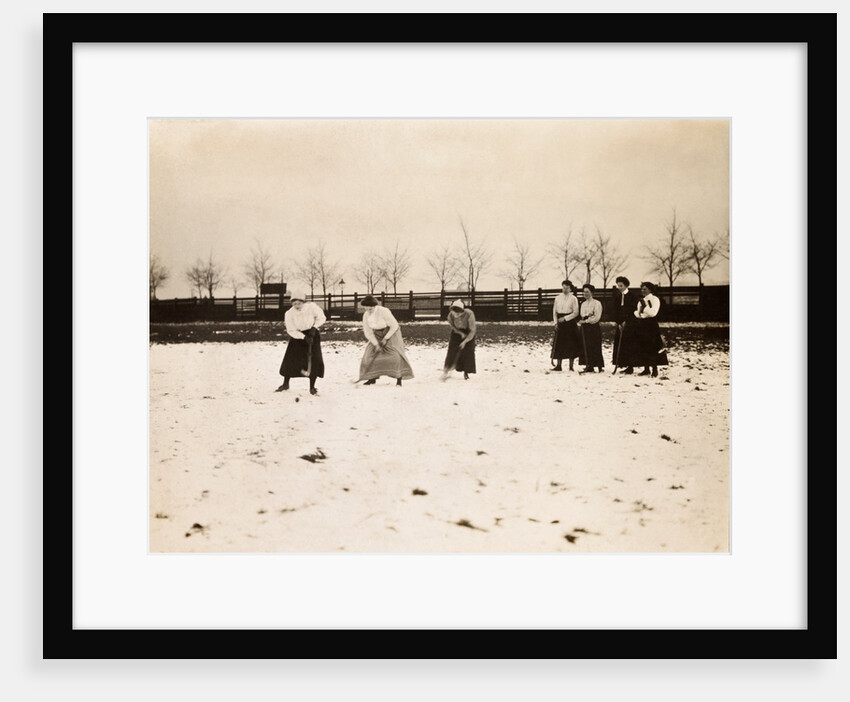 Entrainement des dames du Brussels Hockey Club dribbling by Andrew Pitcairn-Knowles